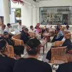 Nyembah Jelang Merlawu, Warga Wanasigra Bawa Hasil Bumi ke Pendopo Ciamis