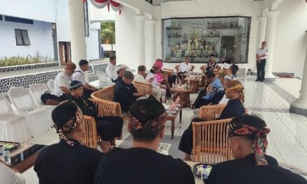 Nyembah Jelang Merlawu, Warga Wanasigra Bawa Hasil Bumi ke Pendopo Ciamis