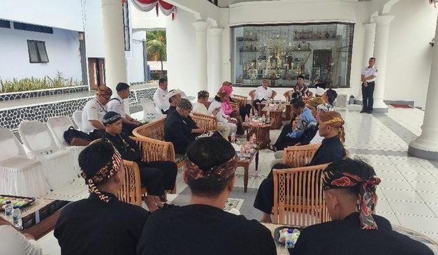 Nyembah Jelang Merlawu, Warga Wanasigra Bawa Hasil Bumi ke Pendopo Ciamis