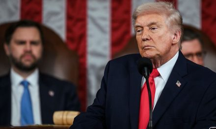 Trump Hentikan Rencana Gempur Houthi saat Militer AS Siap Bergerak